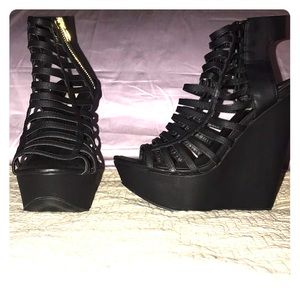 Steve Madden Black Strapped Platform Sandal Heels